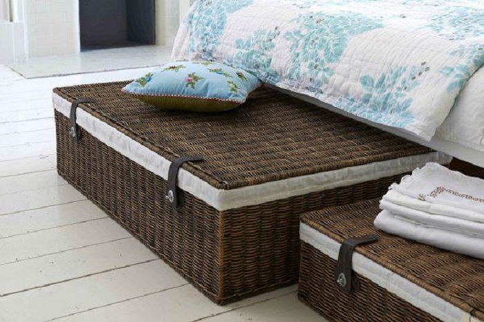 Для хранения вещей под кроватью идеально подойдут плетеные корзины. / Фото: hoff.ru