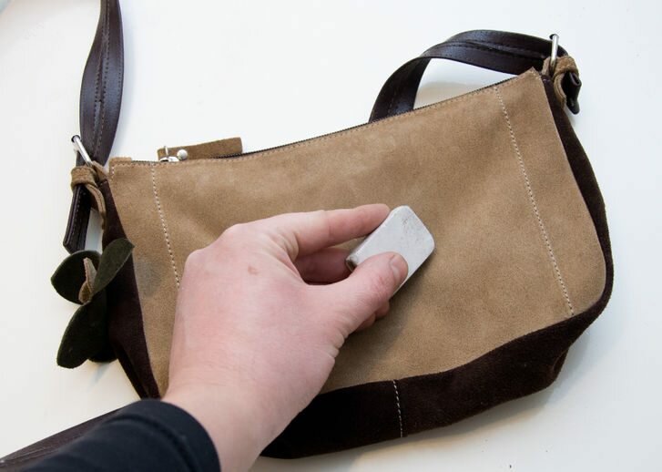 Чистка замшевой сумки ластиком (источник фото: Яндекс.Картинки)