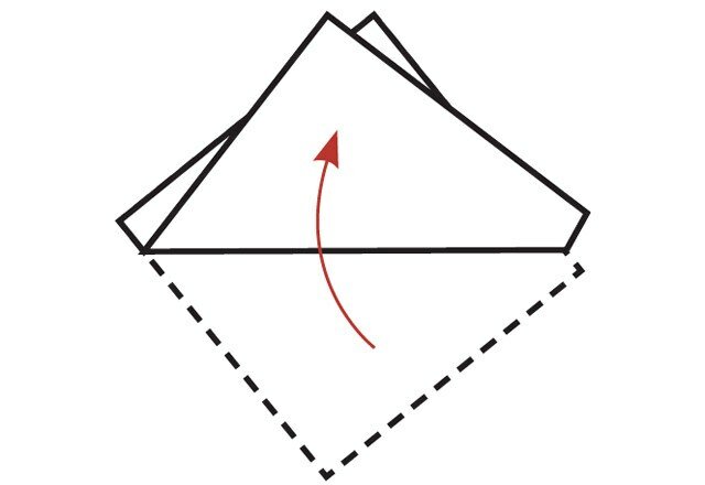 Шаг 1. Сложите платок по диагонали так, чтобы один из уголков был несколько смещен относительно другого.
