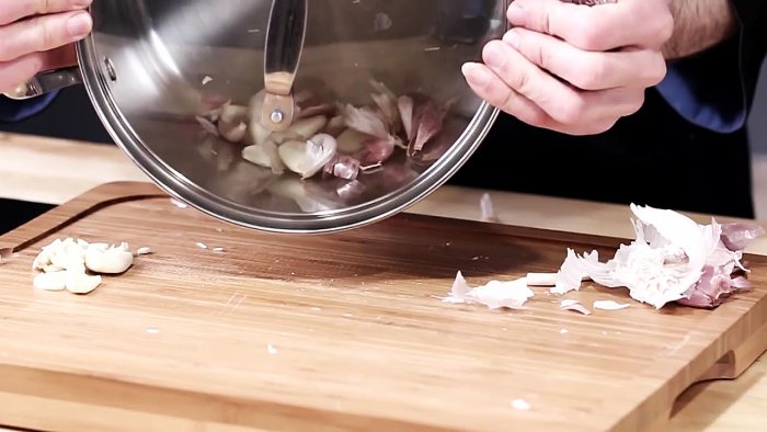 Как почистить много чеснока за пару секунд
