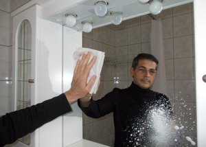 Мыть зеркало без разводов, доступными методами