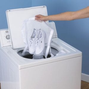Как правильно стирать белые кроссовки