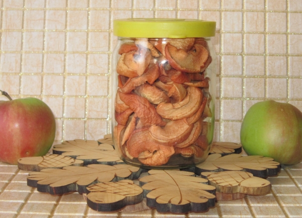 Сушеные яблоки содержат витамины, макро- и микроэлементы, полезные для человека 