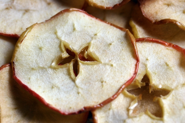 Сушеные яблоки в несколько раз калорийнее, чем свежие