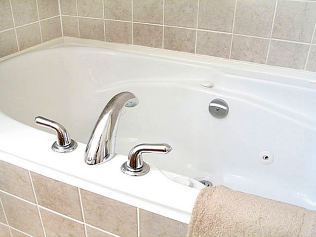 Явное достоинство акриловых ванны — они отлично смотрятся в сочетании с любой отделкой помещения.