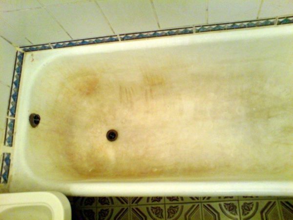 Старая чугунная ванна с известковым налётом и жёлтизной