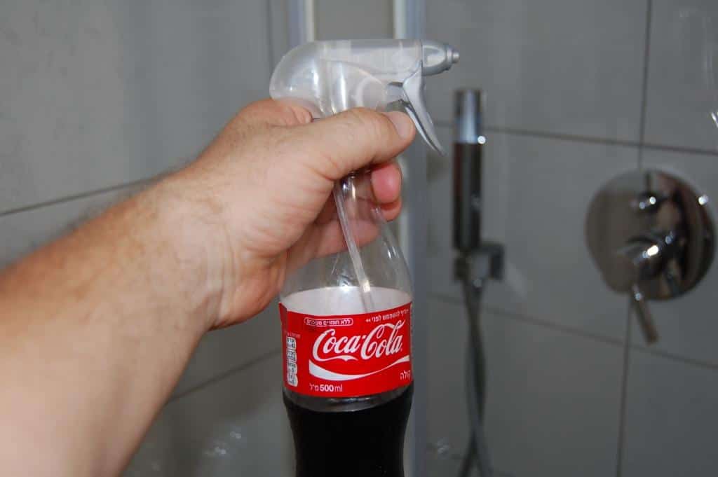 Как очистить кран от известкового налета Кока-колой