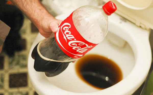 Кока-Кола для чистки унитаза
