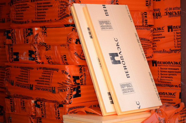 Утеплительные плиты компании «Пеноплэкс» — фирменного оранжевого цвета.