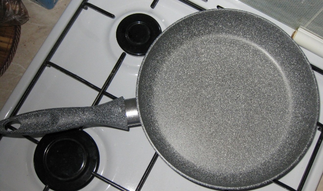 Как почистить сковородку с антипригарным покрытием