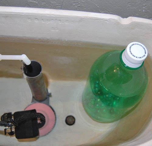 Дедовский метод экономии воды в унитазе - установка в бачок бутылки или банки или даже кирпича