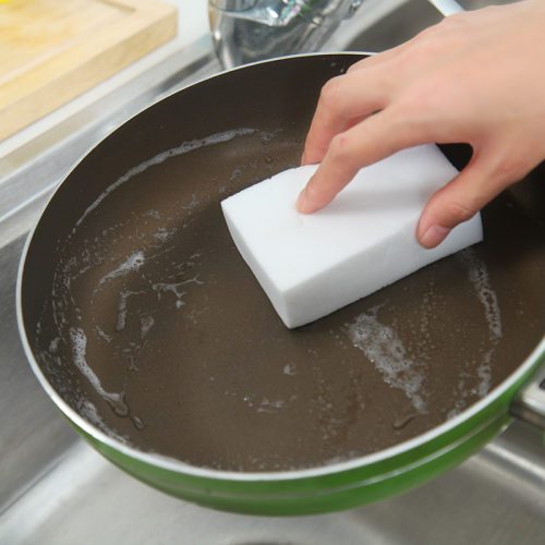 Мытье посуды меламиновой губкой