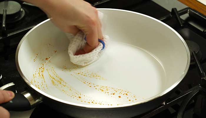 Чистка сковородки оливковым маслом