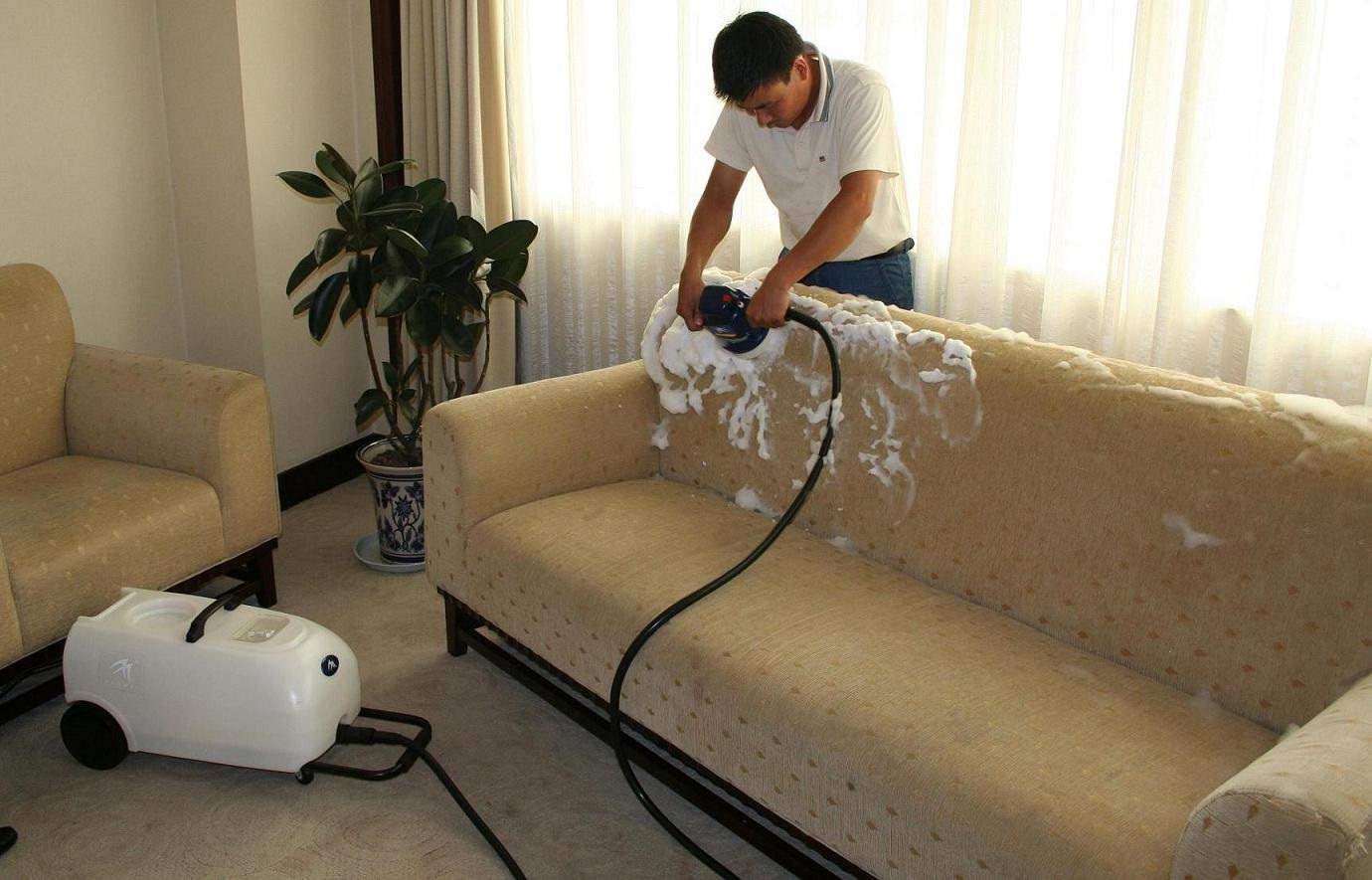 как почистить диван пылесосом
