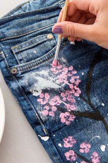 Какими декоративными элементами можно украсить рваные джинсы