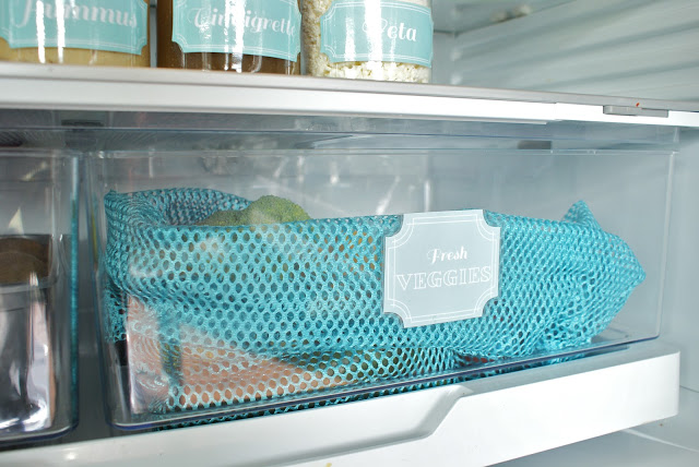 Аккуратный ярлычок, наклеенный на сетку с продуктами в холодильнике