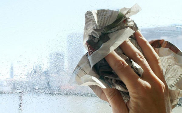 Старый добрый способ мытья окон. Фото с сайта fishki.net