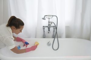 Как очистить ванну до белизны