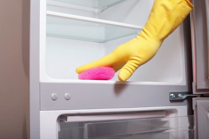 Удаление жира с поверхности холодильника