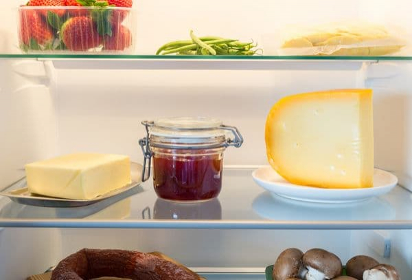 Сливочное масло может испортиться в холодильнике и морозильнике