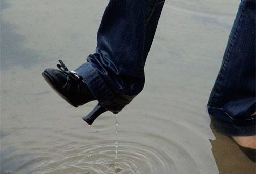 Как правильно ухаживать и очищать замшевую обувь от грязи, соли, лишней влаги и песчаных отложений на швах?