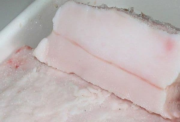 Как правильно хранить копченое и соленое сало в холодильнике или морозилке