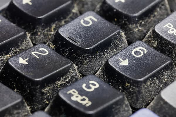 Могу ли я очистить клавиатуру ноутбука обычным пылесосом?