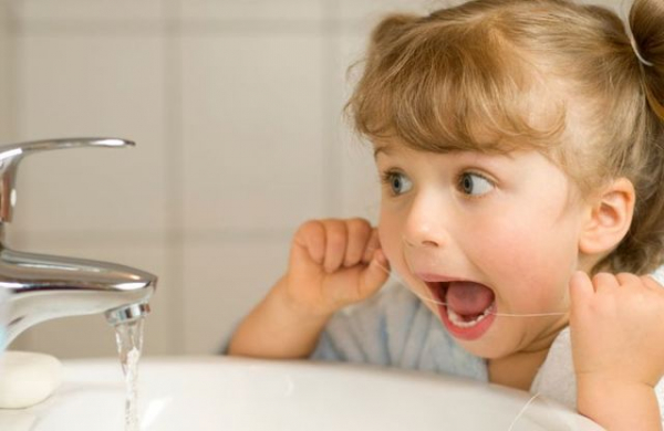 Как правильно пользоваться зубной нитью: основные правила и нюансы процедуры