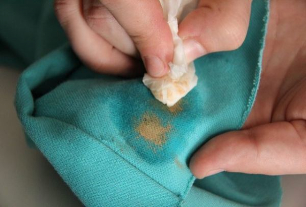 Как быстро и качественно удалить тональный крем с одежды?