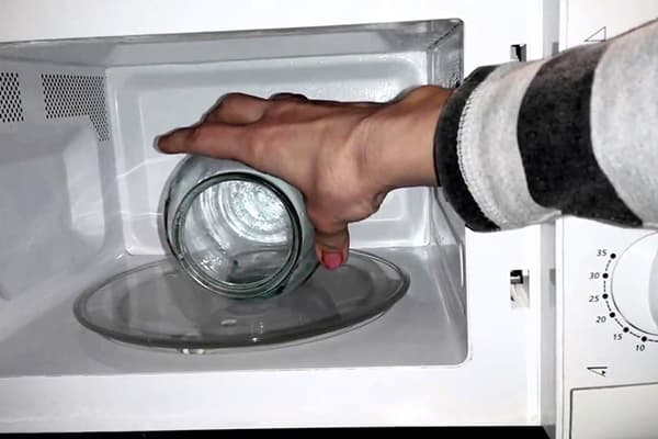 безопасно ли разогревать стеклянную банку с супом в микроволновой печи?