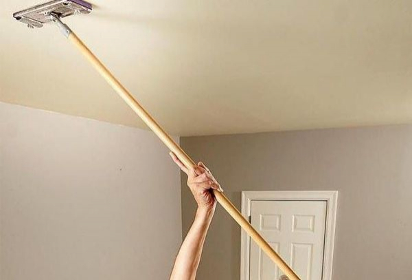 Как очистить матовый натяжной потолок без разводов: несколько практических советов