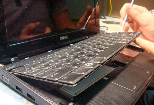 Правила чистки клавиатуры ноутбука в домашних условиях