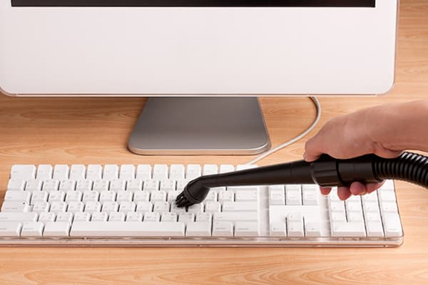 Могу ли я очистить клавиатуру ноутбука обычным пылесосом?
