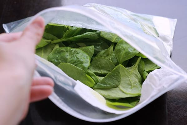 Как долго хранить свежую ароматную зелень в холодильнике: 8 простых способов