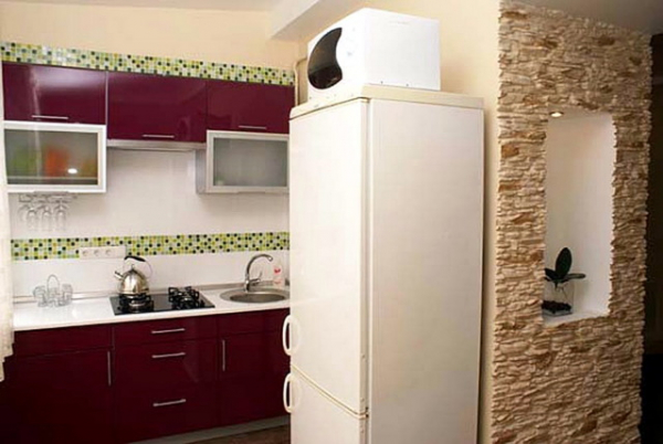 Можно ставить микроволновку на холодильник или нет: мифы и реальность