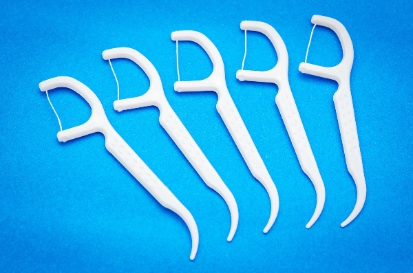 Как правильно пользоваться зубной нитью: основные правила и нюансы процедуры