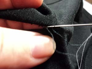 Как пришить бесшовную дырочку на одежде, чтобы ее не было видно: мастер-класс