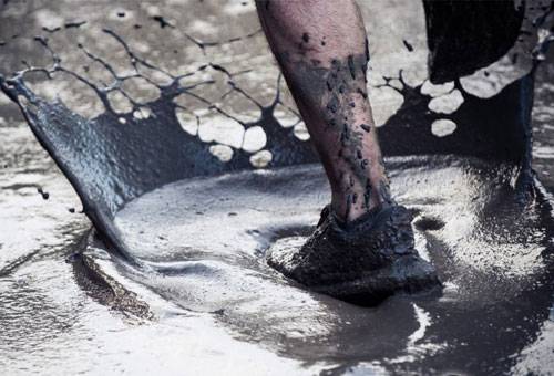 Как правильно ухаживать и очищать замшевую обувь от грязи, соли, лишней влаги и песчаных отложений на швах?