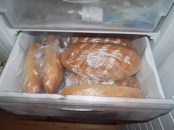 хлеб можно хранить в холодильнике и морозильной камере до тех пор, пока он остается холодным