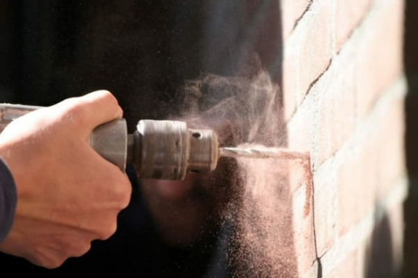 Как просверлить стену или потолок без пыли: особые советы и другие секреты
