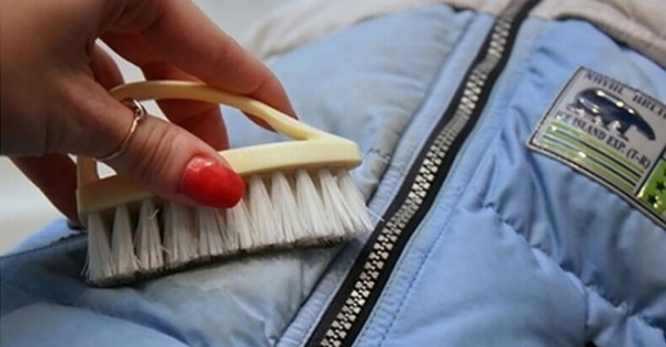 Как почистить засаленный воротник куртки