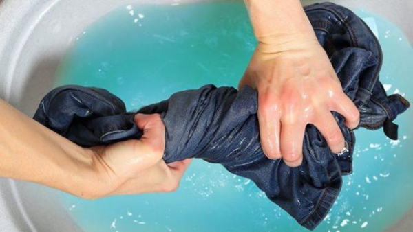 Как очистить пенополиуритан с одежды - 5 способов