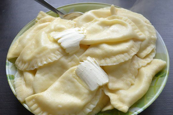Вкусные и пикантные вареники с сыром