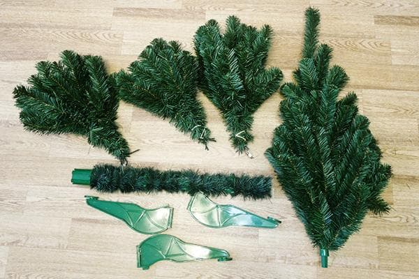 Праздники для искусственной елки: как почистить и где хранить после праздников?
