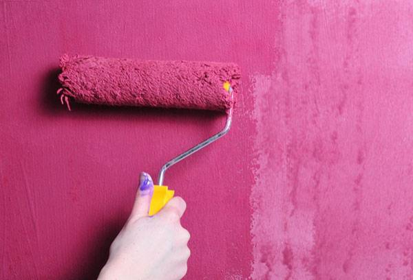 Насколько легко удалить старую краску со стен?