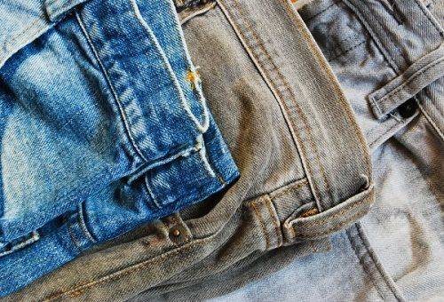 Как правильно стирать джинсы вручную, чтобы они не потеряли первоначальный цвет?