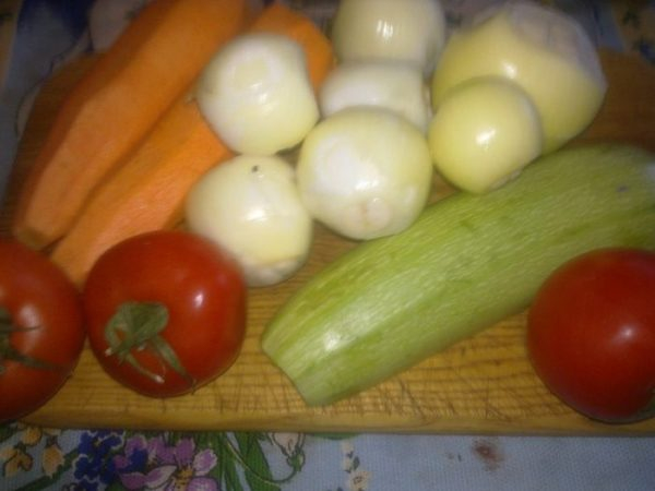 Готовим сочную курицу на овощной подушке: два рецепта - пальчики оближешь!
