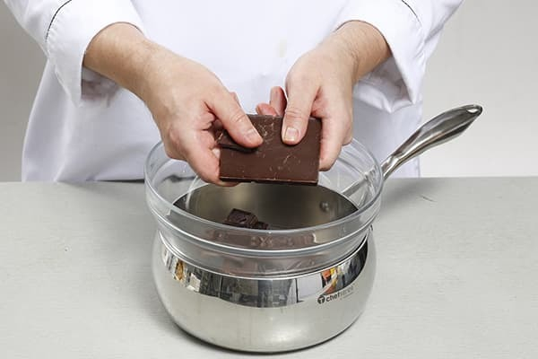 Как растопить шоколад в микроволновке, в пароварке для торта или фондю: простые секреты кондитерского мастерства