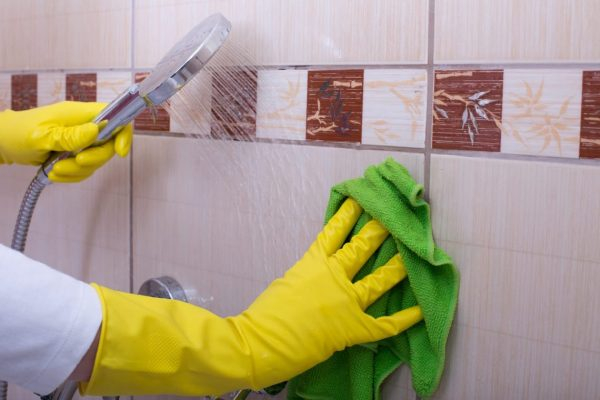Как почистить плитку в ванной: бытовая химия и народные средства
