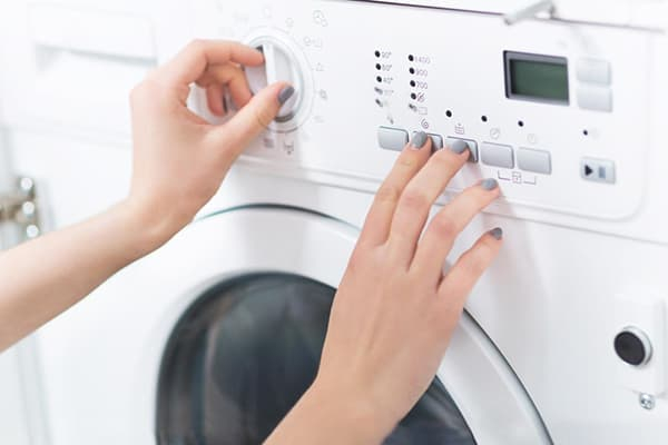 Можно ли стирать дождевик в стиральной машине и как правильно это делать?